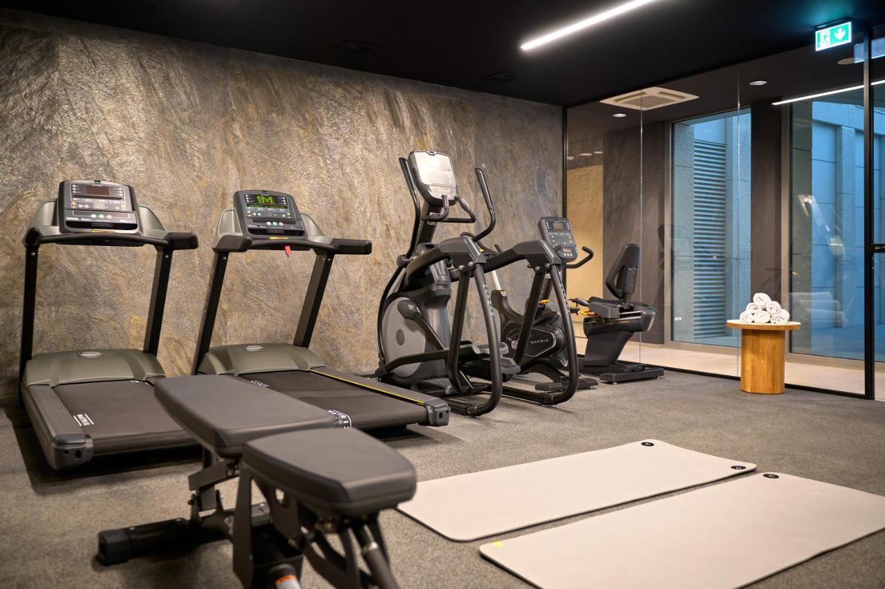 Hotel Ambasador Сплит Екстериор снимка A gym at a hotel