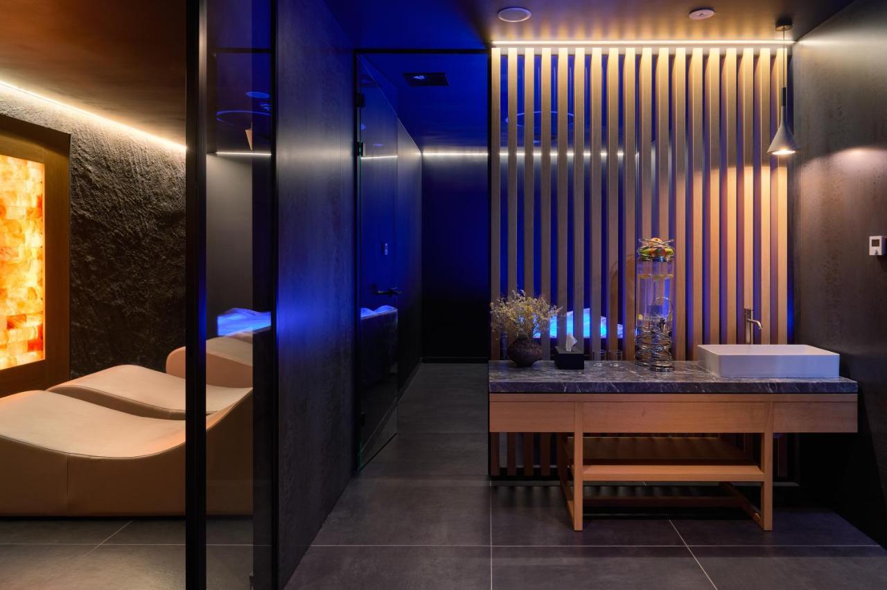 Hotel Ambasador Сплит Екстериор снимка The interior of a modern onsen