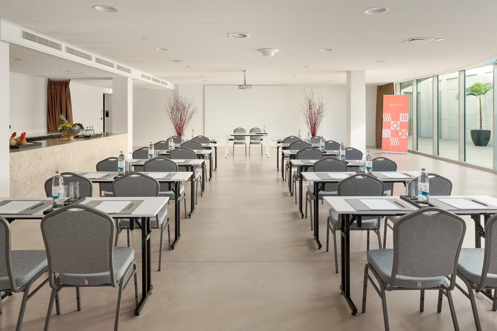 Hotel Ambasador Сплит Екстериор снимка Meeting room