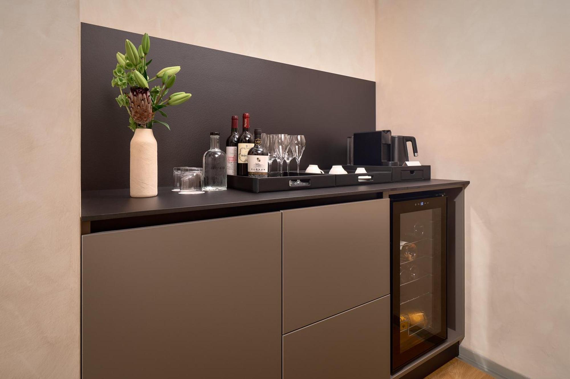 Hotel Ambasador Сплит Екстериор снимка A wet bar in a hotel room
